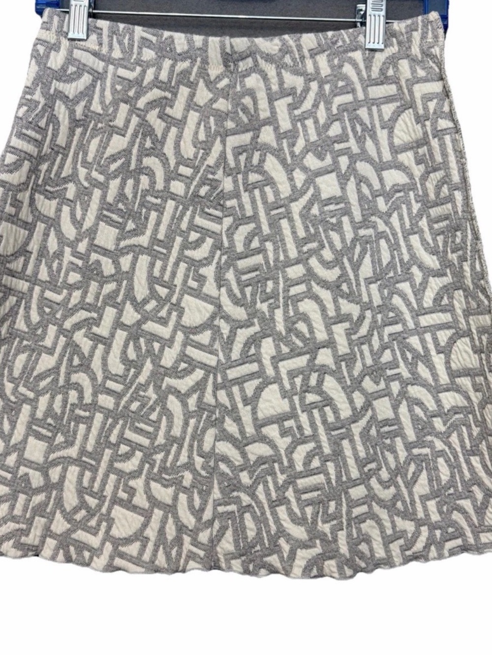 Haystacks Textured Knit lettuce hem
Mini Skirt Abstract Geometric Grey White